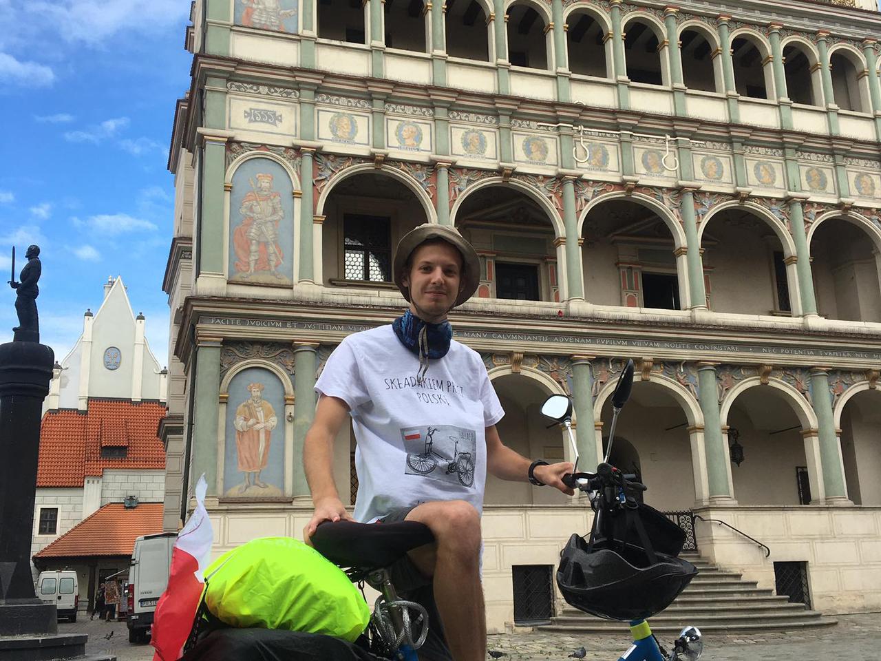 Zamiast biegu w Singapurze, składakiem przez Polskę. 20-letni Mateusz wyruszył z Poznania!