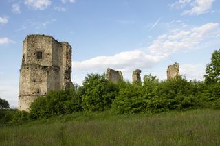Tajemnicze ruiny z XVI wieku ukryte w Łódzkiem. To idealne miejsce na jesienny wypad! 