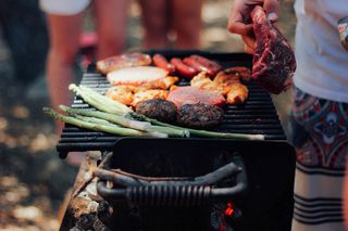 Boska marynata do karkówki z grilla. Dodaj ten składnik, a będzie smakować jak z najlepszej restauracji