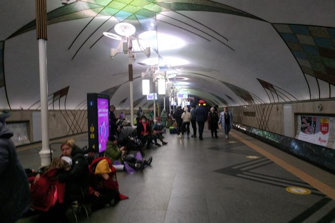 Mieszkańcy Kijowa znajdują schronienie m.in. w tunelach i stacjach metra.
