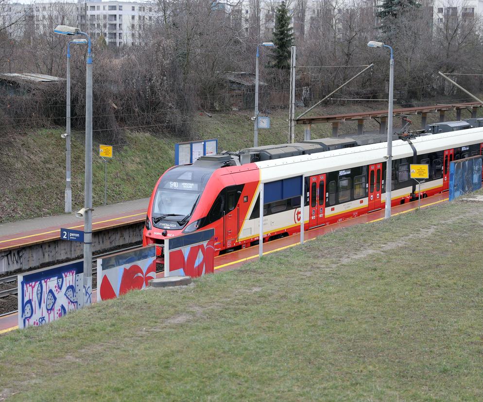 Utrudnienia na kolei. Dym w pociągu SKM S1, ewakuacja pasażerów na stacji Warszawa Anin 