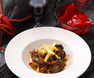 Wątróbka gęsia z cebulką - prosty przepis na obiad