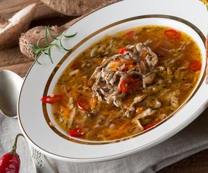 Zupa z kani jak flaczki – aromatyczny przepis na bezmięsne flaczki z czubajki kani