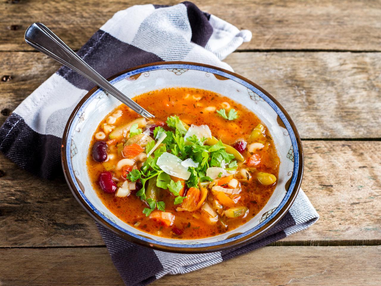 Minestrone - przepis na lekką zupę warzywną