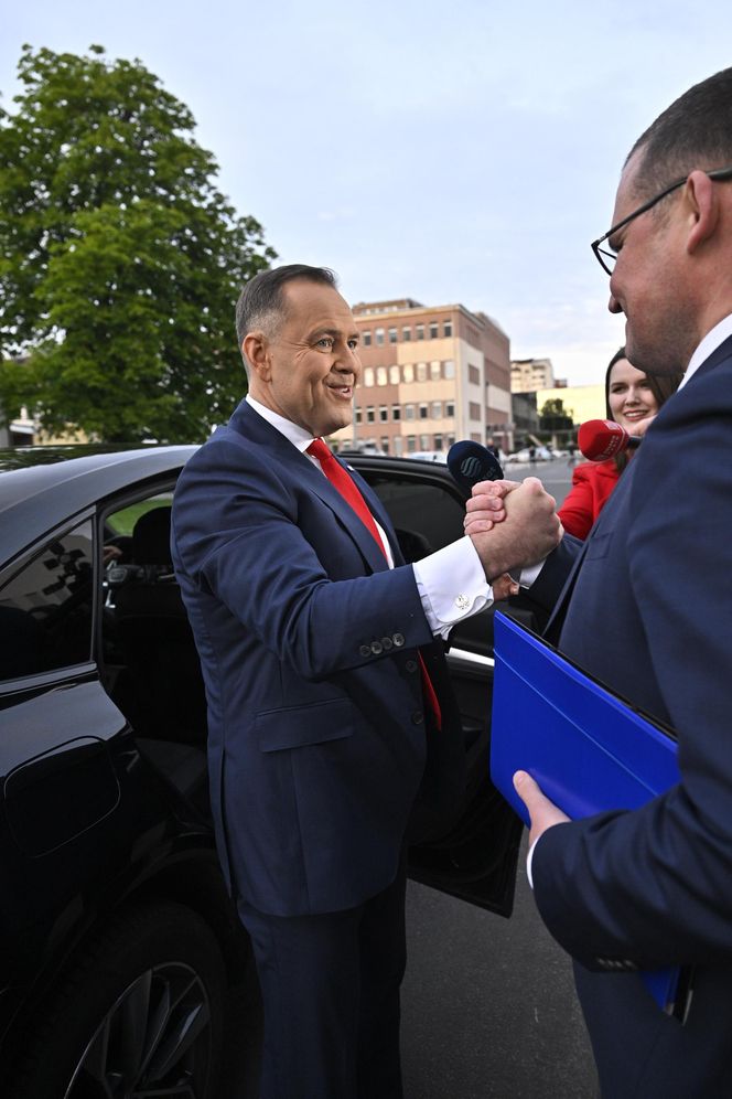 Karol Nawrocki przyjechał do TVP. Symboliczny gest i mocne wsparcie z zaplecza