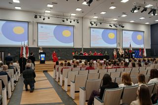 W Bydgoszczy absolwenci pielęgniarstwa i położnictwa przeszli czepkowanie”