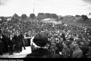 Uśmiechnięci Polacy, stroje ludowe, tańce i huczne pożegnanie lata. Tak obchodzono dożynki kilkadziesiąt lat temu