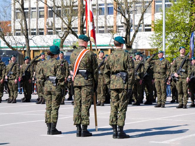 Ponad stu żołnierzy na Placu Solidarności w Olsztynie. Złożyli uroczystą przysięgę [ZDJĘCIA]