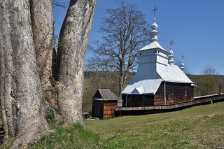 To jedna z najpiękniejszych cerkwi w Małopolsce. Znajduje się w malowniczej wsi 