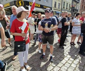 Marsz Milczenia dla Klaudii w Toruniu. „Niech nasza cisza przemówi głośniej niż słowa” [RELACJA NA ŻYWO]