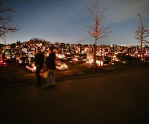 1 listopada na Cmentarzu Łostowickim w Gdańsku. Tak wygląda w dniu Wszystkich Świętych