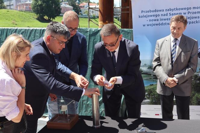 Wmurowano kapsułę czasu pod budową nowego mostu w Przemyślu. Co znalazło się w środku? 