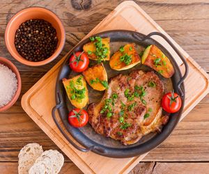 Schab karkowy jak kebab: karkówka pieczona w plastrach na obiad