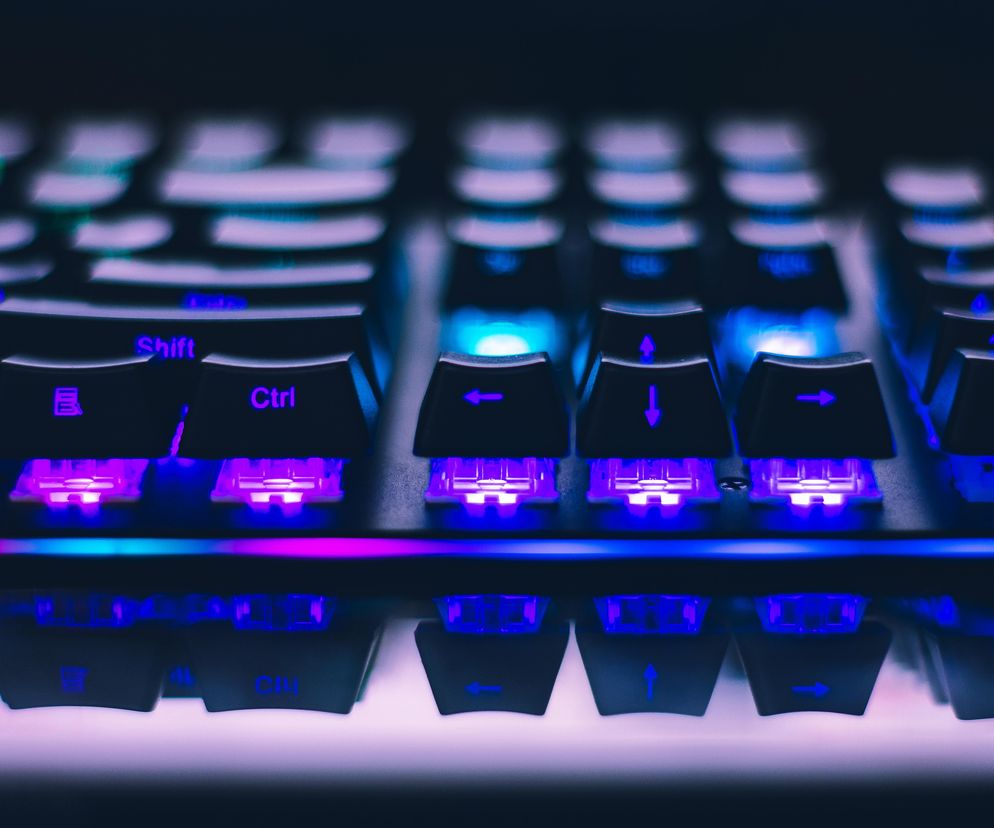 17-latek groził przez Internet kobiecie pozbawieniem życia. Używał wielu kont