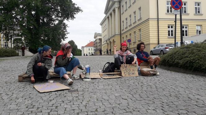 Rektor UW wezwał policję. Mundurowi wynieśli protestujących studentów