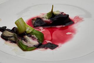 Ostryga z galaretką buraczaną, selerem naciowym i jabłkiem z chrzanem