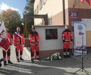 Biała Podlaska. Odsłonięcie tablicy poświęconej ratownikowi medycznemu. 64-latek został śmiertelnie dźgnięty nożem na służbie [ZDJĘCIA]