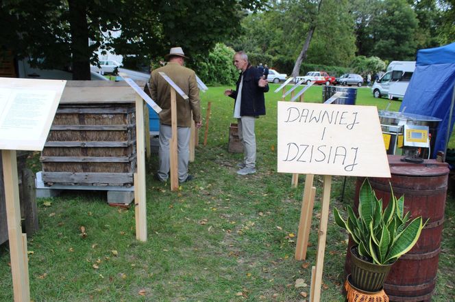 Było spotkanie z modą, muzyką i samochodami z lat 20. w Korczewie. Za nami impreza „Magia lat 20-tych” 2025