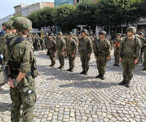 Żołnierze na rynku w Lesznie