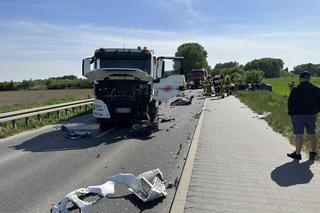 Czołowe zderzenie ciężarówki z BMW. Kilkadziesiąt minut walczyli o życie kierowcy