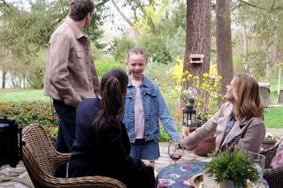 M jak miłość odc. 1872 po wakacjach. Magda (Anna Mucha), Julia (Marta Chodorowska), Nadia (Mira Fareniuk), Dima (Michaił Pszeniczny)