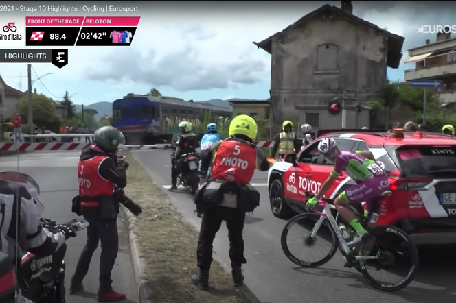Giro d'Italia 2021 - duża WPADKA organizatorów. Pociąg na trasie zatrzymał liderów