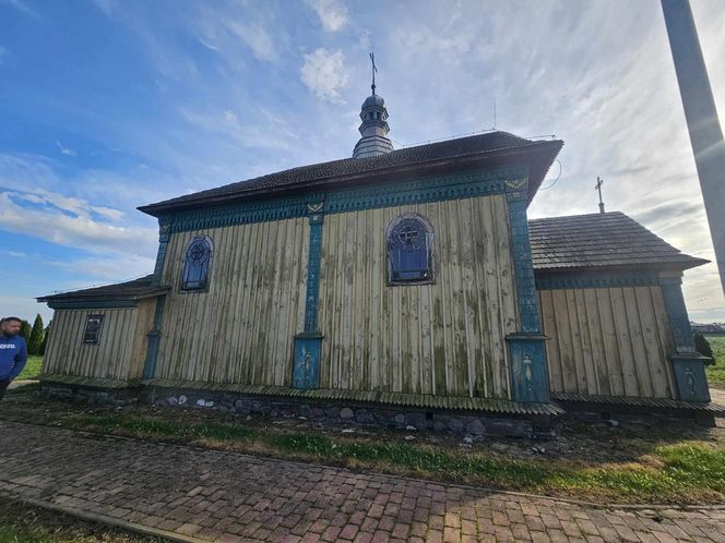 Zabytkowy kościół w Zadąbrowiu.