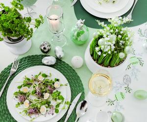 Wielkanocny stół pięknie nakryty - jak oszroniona łąka