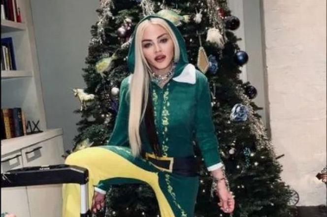 63-letnia Madonna w stroju elfa! Dekoruje swój apartament na święta