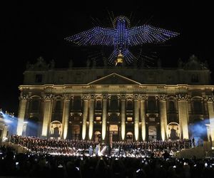 Tysiące dronów nad Bazyliką św. Piotra! Zobacz, co stało się w Watykanie