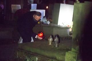 Tajna wizyta na cmentarzu. Andrzej Duda 