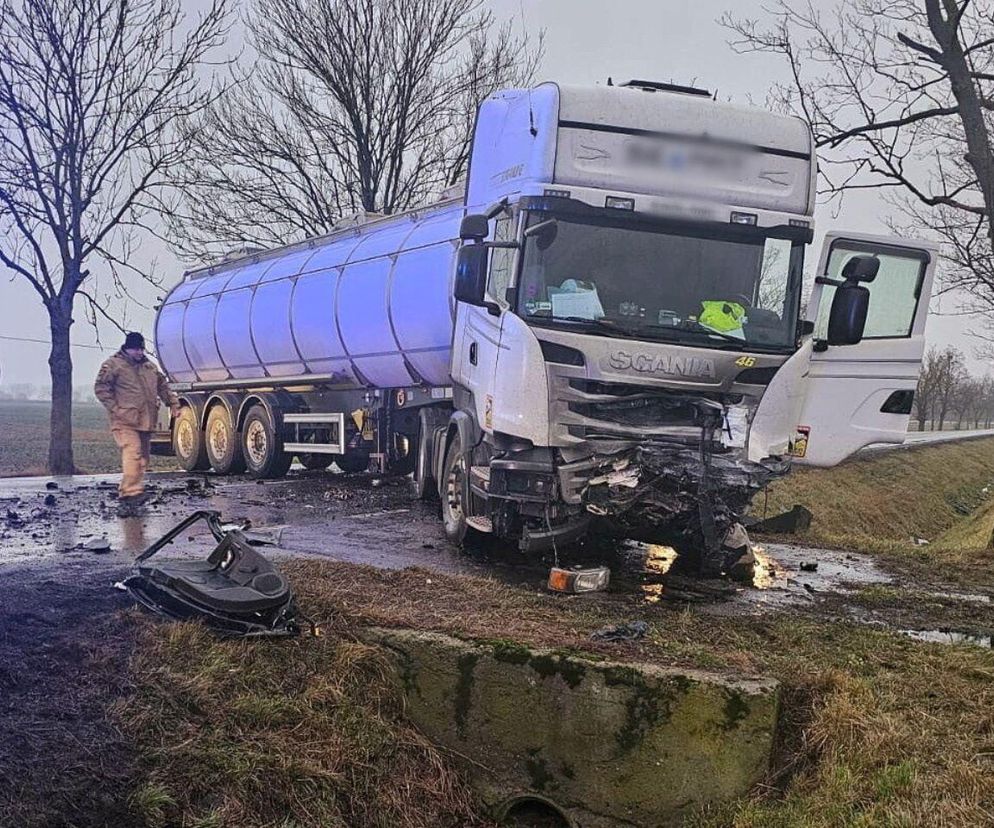 Śmiertelny wypadek na Pomorzu. Na drodze leży przewrócona ciężarówka