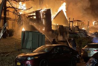 Nie żyje pensjonariusz, strażak zaginął w płomieniach. Pożar w domu opieki w Rockland