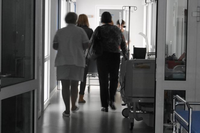 szpital izba przyjęć korytarz pielęgniarka pielęgniarkipersolen opieka zdrowie łóżko chory posiłek