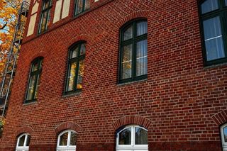 Państwowa Szkoła Muzyczna w Szczecinku po remoncie elewacji i wymianie okien