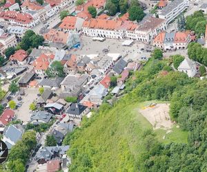 Spektakularna akcja na górze Trzech Krzyży w Kazimierzu Dolnym. Ratownicy użyli śmigłowca