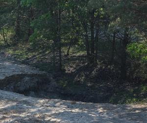  Zapadliska na obwodnicy Bolesławia. Nowa droga z dziurami jak leje po bombie