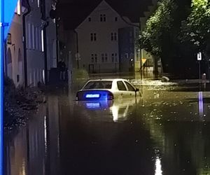 Zalane ulice, woda w budynkach. Dramatyczna sytuacja w Suchaczu i Tolkmicku