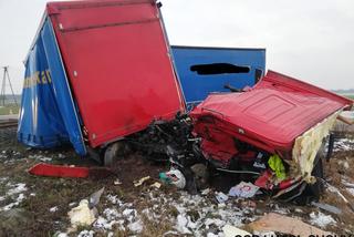 Ze zniszczonej kabiny ciężarówki wyciągnięto ciało kierowcy! Makabra na przejeździe w Chociszewie