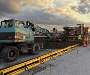 Budowa drogi startowej na lotnisku w Jasionce prawie na finiszu. Zakończenie prac planowane jest na październik