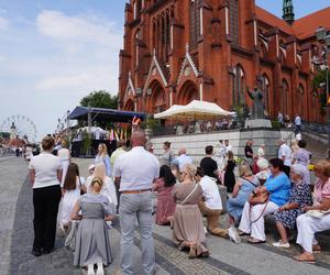 Boże Ciało 2024. Tłumy wiernych przeszły w procesji ulicami Białegostoku