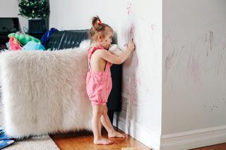 Jak wyczyścić ściany bez malowania? Wypróbuj 4 rewelacyjne sposoby