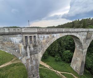   Zabytkowe mosty w Stańczykach przyciągają rzesze turystów. Należą do jednych z najwyższych w Polsce [ZDJĘCIA]