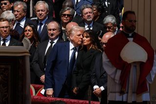 Żona strofowała Trumpa na pogrzebie papieża! Przyznał jej rację