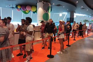 Pierwszy Popeyes w Polsce otwarty! Na pomarańczowym dywanie duża kolejka [ZDJĘCIA]