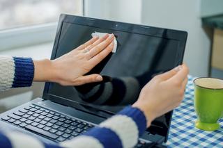 Jak wyczyścić laptopa? Bezpieczny trik, który wyczyści nawet najmniejsze okruchy z klawiatury