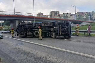 Kielce. Wypadek na ul. Grunwaldzkiej. Ciężarówka przewróciła się po zahaczeniu o wiadukt [ZDJĘCIA].
