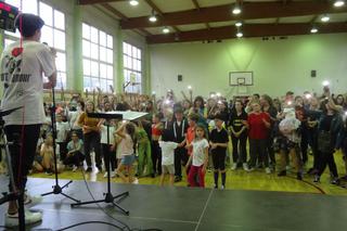 Uczniowie SP nr 4 w Toruniu chcą pomóc chorej Julii. Organizują Koncert Charytatywny!