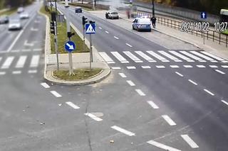 Olsztyn. Samochód ZAPALIŁ SIĘ W TRAKCIE JAZDY. Na pomoc kobiecie ruszyli policjanci [WIDEO]