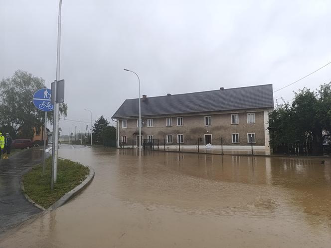 Zagrożenie powodziowe. Głuchołazy. Woda przelała się przez wały. Zalewa miasto